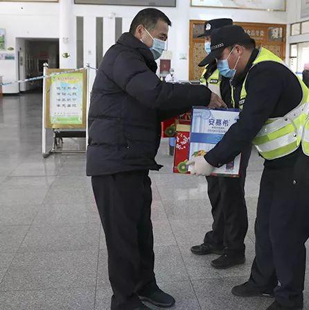 “请你立即停止工作” 浙江普陀公安发强制陪伴令