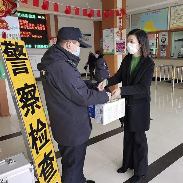 “请你立即停止工作” 浙江普陀公安发强制陪伴令