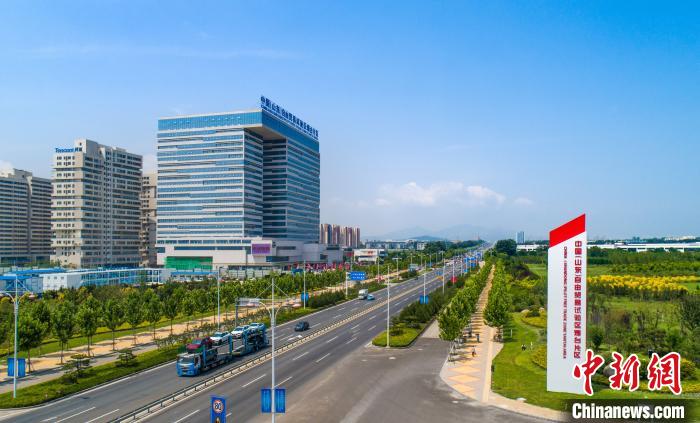 在自贸区的强力辐射带动下，烟台开发区大批投资项目正快马加鞭推进中。　王聪 摄