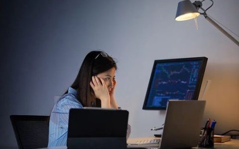 两年亏掉约1.7万亿，谁来为基民负责？