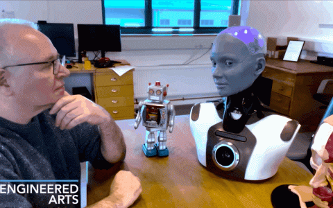 “最像人的机器人”又进化了！还能学海绵宝宝说话