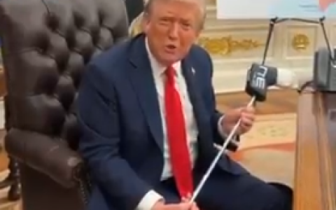 泽连斯基向特朗普转赠一支高尔夫球杆 特朗普发视频表感谢