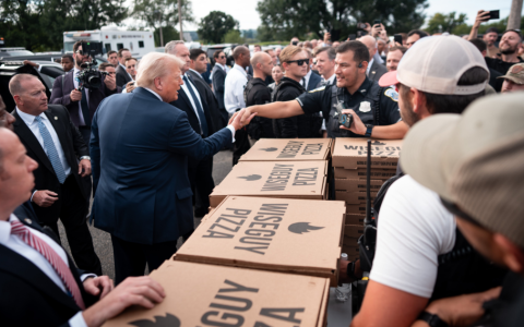 特朗普给执法人员送披萨汉堡 赞扬首都治安整顿卓有成效